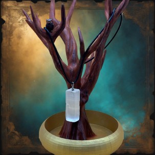 Pendentif en Sélénite Brute – Pureté & Lumière Intérieure
